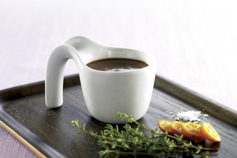 brun sauce i serveringsbakke